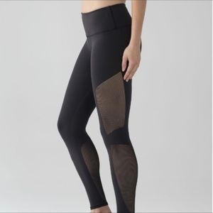Lululemon reveal 7/8 tights, black, size 4 EXCELLENT CONDITION